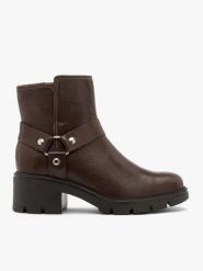 Ciemnobrązowe botki biker boots. Brązowe botki Brawo sp. z o.o., bez wzorów, z materiału, z okrągłym noskiem, bez obcasa, na obcasie, bez zapięcia. Za 549.99 zł.