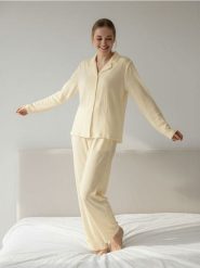 Jednolita piżama dwuczęściowa - kremowy. Białe piżamy Sinsay, bez wzorów, bez ramiączek. Za 59.99 zł.