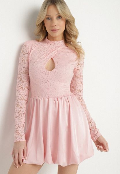 Różowa Rozkloszowana Sukienka o Kroju Bombki z Koronką i Wycięciem Desarilla. Czerwone sukienki Born2be, na co dzień, s, bez wzorów, z koronki, wizytowe, bez kołnierzyka, bez ramiączek, bombki. Za 139.99 zł.