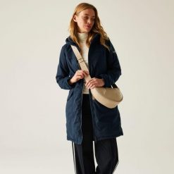 Kurtka przeciwdeszczowa z kapturem damska Regatta Romine II. Niebieskie kurtki sportowe Regatta, bez wzorów, z kapturem, trekkingowe. W wyprzedaży za 379.99 zł.