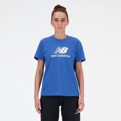 Koszulka damska New Balance WT41502BEU – niebieska. Niebieskie koszulki sportowe New Balance, bez wzorów, z materiału, bez ramiączek. Za 69.99 zł.