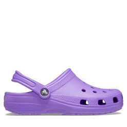 Klapki Crocs. Fioletowe klapki Crocs, bez wzorów, bez obcasa. Za 239.99 zł.