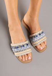 Niebiesko-Beżowe Klapki z Nitami Plecione w Stylu Boho Lanvisa. Niebieskie klapki Renee, bez wzorów, z materiału, bez obcasa, na płaskiej podeszwie. Za 39.99 zł.