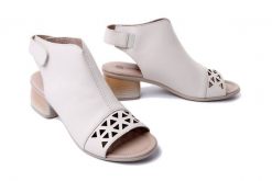 RIEKER REMONTE R8772-60 beige, sandały damskie. Brązowe sandały Rieker Remonte, w ażurowe wzory, bez obcasa, na obcasie, bez zapięcia. Za 359.90 zł.