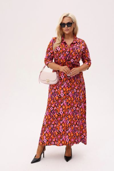 Koszulowa sukienka Lola o długości MAXI z geometrycznym printem w odcieniach różu i pomarańczy PLUS SIZE XXL OVERSIZE JESIEŃ. Czerwone sukienki Moda Size Plus Iwanek, do pracy, na jesień, plus size, bez wzorów, z materiału, biznesowe, bez kołnierzyka, plus size, bez ramiączek, maxi, dopasowane. Za 329.90 zł.