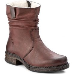 Botki RIEKER - Z9951-36 Red. Czerwone botki Rieker, bez wzorów, ze skóry ekologicznej, bez obcasa, bez zapięcia. W wyprzedaży za 199.00 zł.