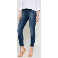 Wrangler - Jeansy. Niebieskie jeansy Wrangler, z aplikacjami. W wyprzedaży za 159.90 zł.