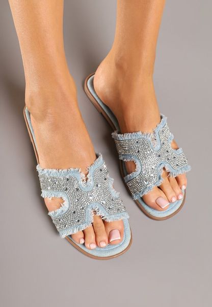 Niebieskie Klapki Vices z Cholewką Ozdobioną Cyrkoniami i Wycięciami Galozi. Niebieskie klapki Renee, z aplikacjami, z jeansu, bez obcasa, na płaskiej podeszwie. Za 79.99 zł.