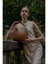 Abaco Skórzana torebka "Juna" w kolorze jasnobrązowym - 26 x 16 x 6 cm rozmiar: onesize. Brązowe torby na ramię Abaco, bez wzorów, z materiału, na ramię, bez dodatków. Za 306.01 zł.