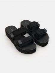 Klapki na platformie z materiałowymi paskami na rzep - czarny. Czarne klapki Sinsay, bez wzorów, z materiału, bez obcasa, na platformie. Za 39.99 zł.