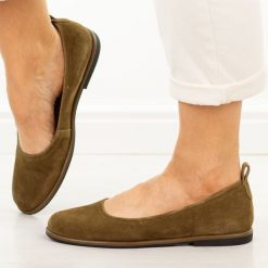 Camelowe skórzane baleriny damskie Filippo Dp7741/26. Brązowe baleriny Filippo, bez wzorów, z jeansu, z okrągłym noskiem, bez obcasa, na płaskiej podeszwie. Za 219.00 zł.