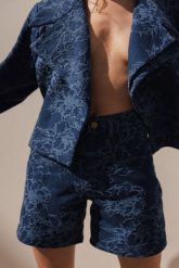 Szorty jeansowe we wzór kwiatowy w kolorze NAVY - TABOO. Niebieskie szorty Marsala, bez wzorów, z bawełny. Za 339.90 zł.