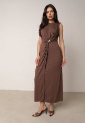 Brązowa Elegancka Sukienka z Marszczeniami i Drapowaniem o Taliowanym Kroju z Metalowym Akcentem Azaervienne. Brązowe sukienki Born2be, do pracy, l, bez wzorów, biznesowe, bez kołnierzyka, bez ramiączek, maxi, proste. Za 169.99 zł.