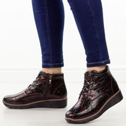 Bordowe botki damskie na koturnie Filippo Dbt3169/25. Czerwone botki Filippo, na jesień, bez wzorów, z lakierowanej skóry, z okrągłym noskiem, bez obcasa, na koturnie, bez zapięcia. Za 289.00 zł.