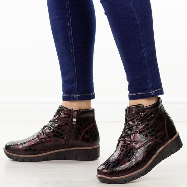 Bordowe botki damskie na koturnie Filippo Dbt3169/25. Czerwone botki Filippo, na jesień, bez wzorów, z lakierowanej skóry, z okrągłym noskiem, bez obcasa, na koturnie, bez zapięcia. Za 289.00 zł.