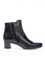 Gabor Skórzane botki w kolorze czarnym rozmiar: 40,5. Czarne botki Gabor, bez wzorów, ze skóry, bez obcasa, bez zapięcia. Za 188.40 zł.