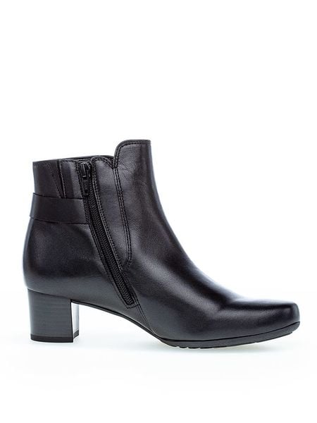 Gabor Skórzane botki w kolorze czarnym rozmiar: 40,5. Czarne botki Gabor, bez wzorów, ze skóry, bez obcasa, bez zapięcia. Za 188.40 zł.