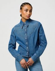 DAMSKA KOSZULA JEANSOWA WRANGLER FEMME PEPLUM SHIRT LIGHT HAND 112370782. Koszule Wrangler, s, bez wzorów, z jeansu, bez kołnierzyka, bez ramiączek. Za 199.99 zł.