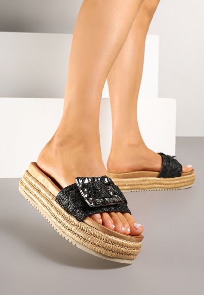 Czarne Klapki na Grubej Podeszwie z Plecionki z Klamrą z Kryształkami Sorlise. Czarne klapki Renee, bez wzorów, bez obcasa, na płaskiej podeszwie. Za 119.99 zł.