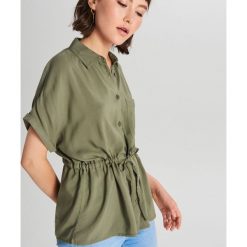Koszula z ściągaczem - Khaki. Brązowe koszule Cropp, l, bez wzorów, bez kołnierzyka, bez ramiączek. Za 49.99 zł.