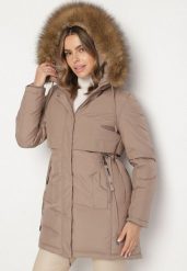 Ciemnobeżowa Casualowa Kurtka Parka z Kapturem z Futerkiem Nallorea. Brązowe kurtki Born2be, l, z dzianiny, klasyczne, z kapturem. Za 299.99 zł.