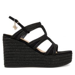 Sandały Guess. Czarne sandały Guess, z aplikacjami, bez obcasa, na koturnie, bez zapięcia. Za 679.99 zł.