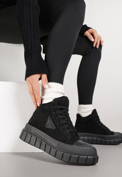 Czarne Botki Vices w Stylu Traperów z Grubą Tłoczoną Podeszwą z Ozdobą Alurriva. Czarne botki Born2be, z aplikacjami, z jeansu, bez obcasa, na płaskiej podeszwie, bez zapięcia. Za 99.99 zł.