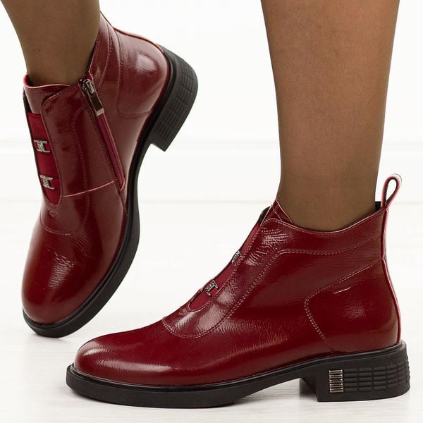 Bordowe skórzane botki damskie DiA 52-118. Czerwone botki DiA, na jesień, bez wzorów, z dzianiny, z okrągłym noskiem, bez obcasa, na płaskiej podeszwie, bez zapięcia. W wyprzedaży za 299.25 zł.