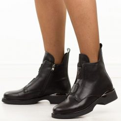 Czarne skórzane botki damskie Filippo Dbt7219/25. Czarne botki Filippo, na jesień, bez wzorów, z dzianiny, z okrągłym noskiem, bez obcasa, na płaskiej podeszwie, bez zapięcia. Za 319.00 zł.