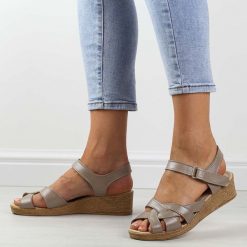 Skórzane Polskie sandały damskie na koturnie Gregors 964 Cappuccino. Brązowe sandały GREGORS, bez wzorów, ze skóry, bez obcasa, na koturnie, bez zapięcia. Za 289.00 zł.