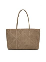 Calvin Klein Torebka Emblem Aop Embossed Suede Tote LV04F3334G Beżowy. Brązowe shopper Calvin Klein, bez wzorów, ze skóry, bez dodatków. Za 1,099.00 zł.