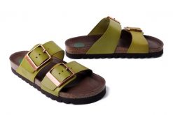 DR. BRINKMANN 700686-71 hellgrun, klapki damskie. Zielone klapki Dr. Brinkmann, bez wzorów, ze skóry, bez obcasa. Za 349.90 zł.