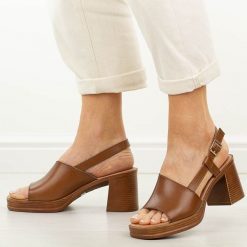 Brązowe sandały damskie na słupku Potocki 54324. Brązowe sandały POTOCKI, bez wzorów, z materiału, biznesowe, bez obcasa, na platformie, bez zapięcia. Za 169.00 zł.