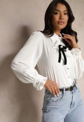 Biała Satynowa Koszula Ozdobiona Falbanką i Kokardką na Kołnierzyku Nolzedra. Białe koszule Renee, m, bez wzorów, z bawełny, eleganckie, bez kołnierzyka, bez ramiączek. Za 114.99 zł.