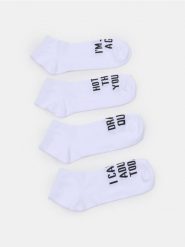 Stopki z humorystycznymi tekstami 4 pack - biały. Białe skarpety Sinsay, bez wzorów. Za 12.99 zł.