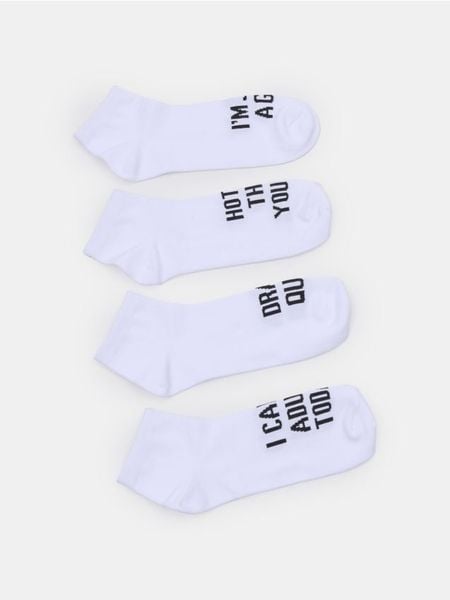 Stopki z humorystycznymi tekstami 4 pack - biały. Białe skarpety Sinsay, bez wzorów. Za 12.99 zł.