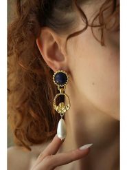 L'Atelier de Gaia Pozłacane kolczyki z perłami i lapis lazuli rozmiar: onesize. Białe kolczyki L'Atelier de Gaia, z lazurytem, pozłacane. Za 83.22 zł.