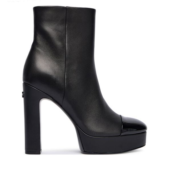 Botki Guess. Czarne botki Guess, z aplikacjami, bez obcasa, na słupku, bez zapięcia. Za 779.99 zł.