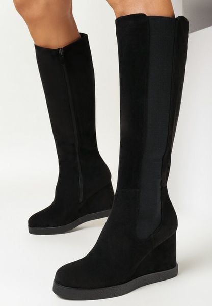 Czarne Kozaki na Koturnie z Elastyczną Wstawką Quixotic. Czarne kozaki Born2be, bez obcasa, na koturnie, bez zapięcia. Za 159.99 zł.