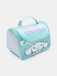 Kosmetyczka z nadrukiem Cinnamoroll - błękitny. Niebieskie kufry i kosmetyczki Sinsay, bez wzorów, z nadrukiem, bez dodatków. Za 29.99 zł.