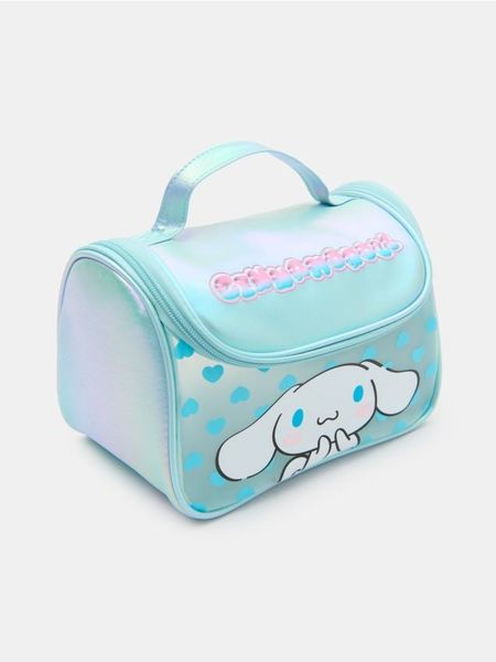 Kosmetyczka z nadrukiem Cinnamoroll - błękitny. Niebieskie kufry i kosmetyczki Sinsay, bez wzorów, z nadrukiem, bez dodatków. Za 29.99 zł.