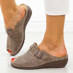 Khaki klapki damskie na koturnie Potocki 24300. Brązowe klapki POTOCKI, bez wzorów, z jeansu, bez obcasa, na koturnie. W wyprzedaży za 103.20 zł.