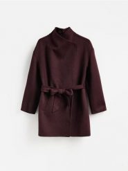 Krótki płaszcz z wełną - burgundowy. Czerwone płaszcze Reserved, l, bez wzorów, z tkaniny, bez kaptura. Za 399.99 zł.