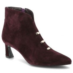 Botki damskie D&A by S.Barski o eleganckim fasonie z zamszową cholewką subtelnymi metalowymi detalami i smukłym obcasem typu szpilka fioletowe, CR62-. Fioletowe botki S.BARSKI, bez wzorów, z zamszu, bez obcasa, na szpilce, bez zapięcia. Za 339.00 zł.