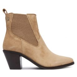Botki Tommy Hilfiger. Brązowe botki TOMMY HILFIGER, bez wzorów, bez obcasa, na słupku, bez zapięcia. Za 699.99 zł.
