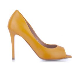 Szpilki peep toe musztardowe. Żółte szpilki Arturo Vicci, bez wzorów, ze skóry, z otwartym noskiem, bez obcasa, na szpilce, bez zapięcia. Za 161.40 zł.