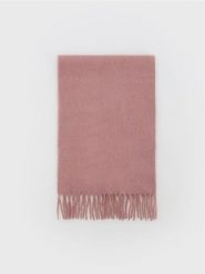 Gładki szalik z frędzlami - brudny róż. Czerwone szaliki Reserved, bez wzorów. W wyprzedaży za 29.99 zł.