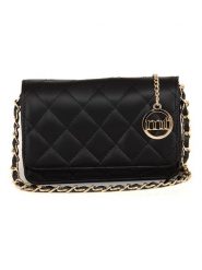 Mia Tomazzi Skórzana torebka "Ailanti" w kolorze czarnym - 19 x 14 x 4 cm rozmiar: onesize. Czarne torby na ramię Mia Tomazzi, bez wzorów, z materiału, na ramię, pikowane, bez dodatków. Za 227.85 zł.