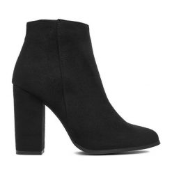 Botki DeeZee. Czarne botki DeeZee, bez wzorów, bez obcasa, na słupku, bez zapięcia. Za 199.99 zł.