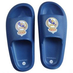 Real Madryt klapki junior beach pool flip flops blue EVA granatowe. Niebieskie klapki REAL MADRID, bez wzorów, bez obcasa. Za 89.00 zł.